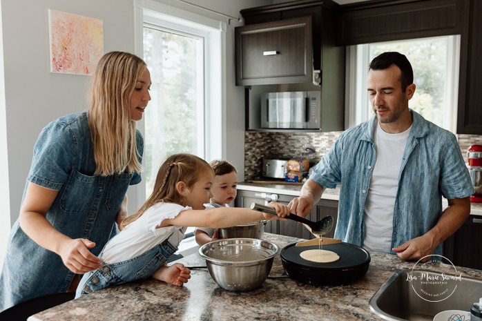 Baking family photos. Cooking family photos. Cuisiner en famille. Séance photo lifestyle à Montréal. Montreal lifestyle family session. Photographe famille Montréal. Montreal family photographer.