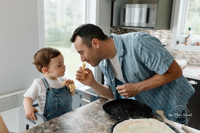 Baking family photos. Cooking family photos. Cuisiner en famille. Séance photo lifestyle à Montréal. Montreal lifestyle family session. Photographe famille Montréal. Montreal family photographer.