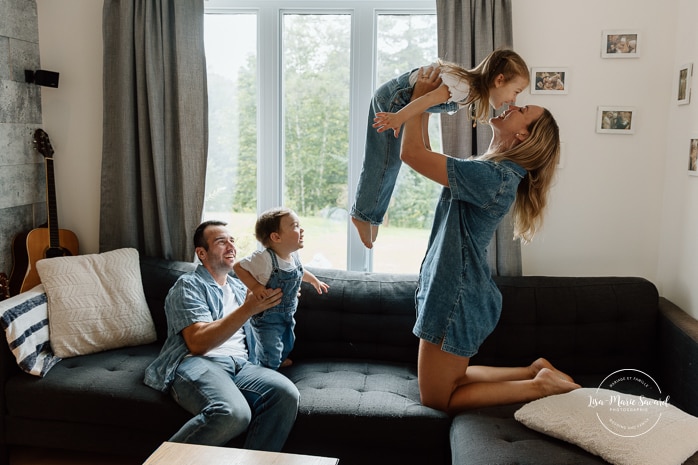 In-home family photos. Living room family photos. Fun family photos ideas. Séance photo lifestyle à Montréal. Montreal lifestyle family session. Photographe famille Montréal. Montreal family photographer.