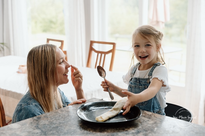 Baking family photos. Cooking family photos. Cuisiner en famille. Séance photo lifestyle à Montréal. Montreal lifestyle family session. Photographe famille Montréal. Montreal family photographer.