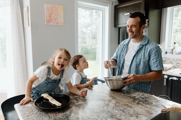 Baking family photos. Cooking family photos. Cuisiner en famille. Séance photo lifestyle à Montréal. Montreal lifestyle family session. Photographe famille Montréal. Montreal family photographer.