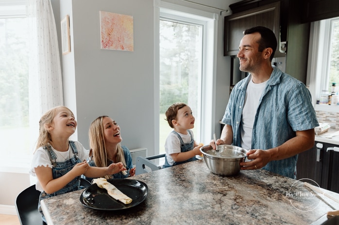 Baking family photos. Cooking family photos. Cuisiner en famille. Séance photo lifestyle à Montréal. Montreal lifestyle family session. Photographe famille Montréal. Montreal family photographer.