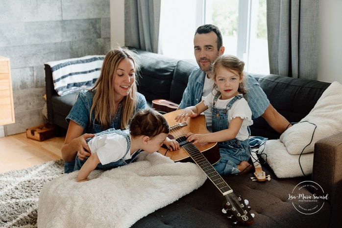 In-home family photos. Living room family photos. Fun family photos ideas. Séance photo lifestyle à Montréal. Montreal lifestyle family session. Photographe famille Montréal. Montreal family photographer.