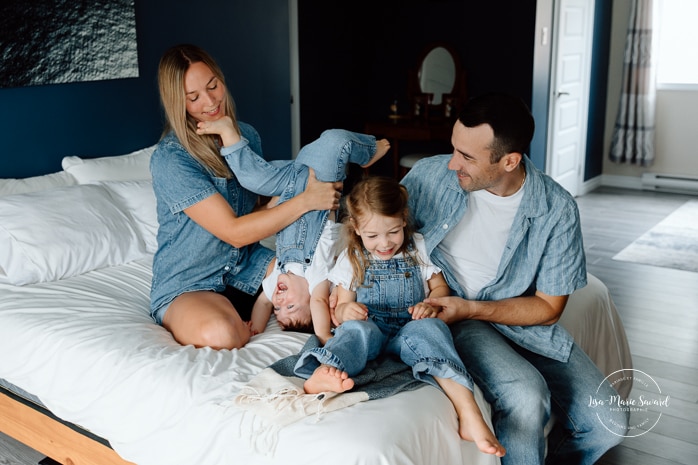 In-home family photos. Bedroom family photos. Fun family photos ideas. Séance photo lifestyle à Montréal. Montreal lifestyle family session. Photographe famille Montréal. Montreal family photographer.