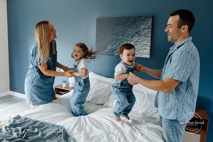 In-home family photos. Bedroom family photos. Fun family photos ideas. Séance photo lifestyle à Montréal. Montreal lifestyle family session. Photographe famille Montréal. Montreal family photographer.