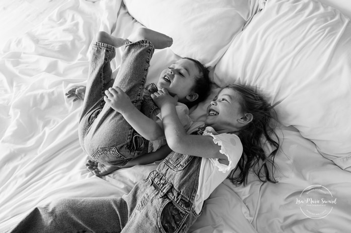 In-home family photos. Bedroom family photos. Fun family photos ideas. Séance photo lifestyle à Montréal. Montreal lifestyle family session. Photographe famille Montréal. Montreal family photographer.