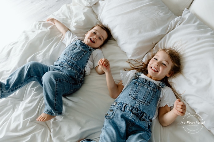 In-home family photos. Bedroom family photos. Fun family photos ideas. Séance photo lifestyle à Montréal. Montreal lifestyle family session. Photographe famille Montréal. Montreal family photographer.