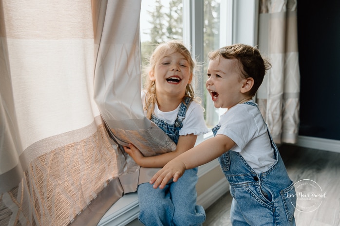 In-home family photos. Bedroom family photos. Fun family photos ideas. Séance photo lifestyle à Montréal. Montreal lifestyle family session. Photographe famille Montréal. Montreal family photographer.