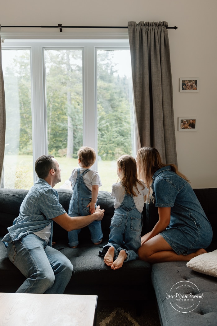 In-home family photos. Living room family photos. Fun family photos ideas. Séance photo lifestyle à Montréal. Montreal lifestyle family session. Photographe famille Montréal. Montreal family photographer.