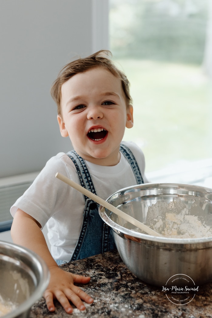 Baking family photos. Cooking family photos. Cuisiner en famille. Séance photo lifestyle à Montréal. Montreal lifestyle family session. Photographe famille Montréal. Montreal family photographer.