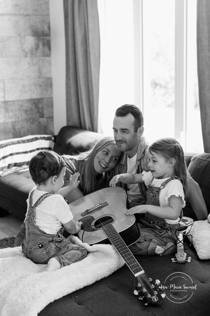 In-home family photos. Living room family photos. Fun family photos ideas. Séance photo lifestyle à Montréal. Montreal lifestyle family session. Photographe famille Montréal. Montreal family photographer.