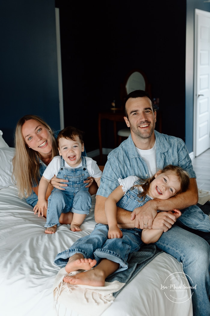 In-home family photos. Bedroom family photos. Fun family photos ideas. Séance photo lifestyle à Montréal. Montreal lifestyle family session. Photographe famille Montréal. Montreal family photographer.