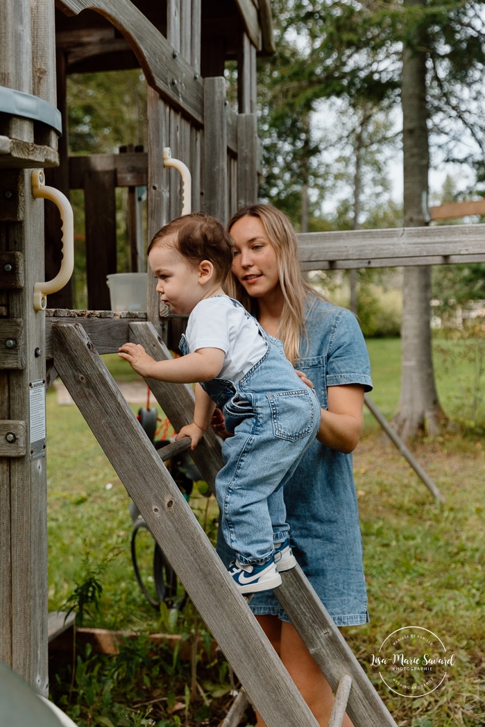 Backyard family photos. Playset family photos. Fun family photos ideas. Séance photo lifestyle à Montréal. Montreal lifestyle family session. Photographe famille Montréal. Montreal family photographer.