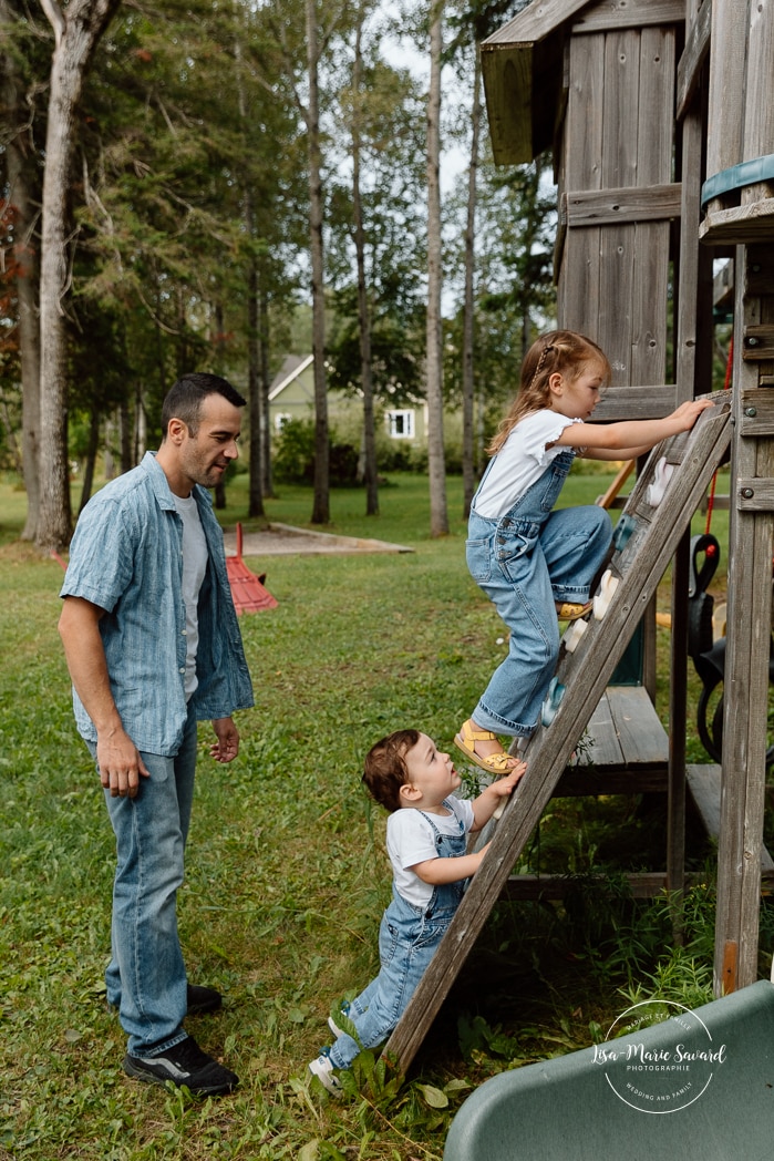 Backyard family photos. Playset family photos. Fun family photos ideas. Séance photo lifestyle à Montréal. Montreal lifestyle family session. Photographe famille Montréal. Montreal family photographer.