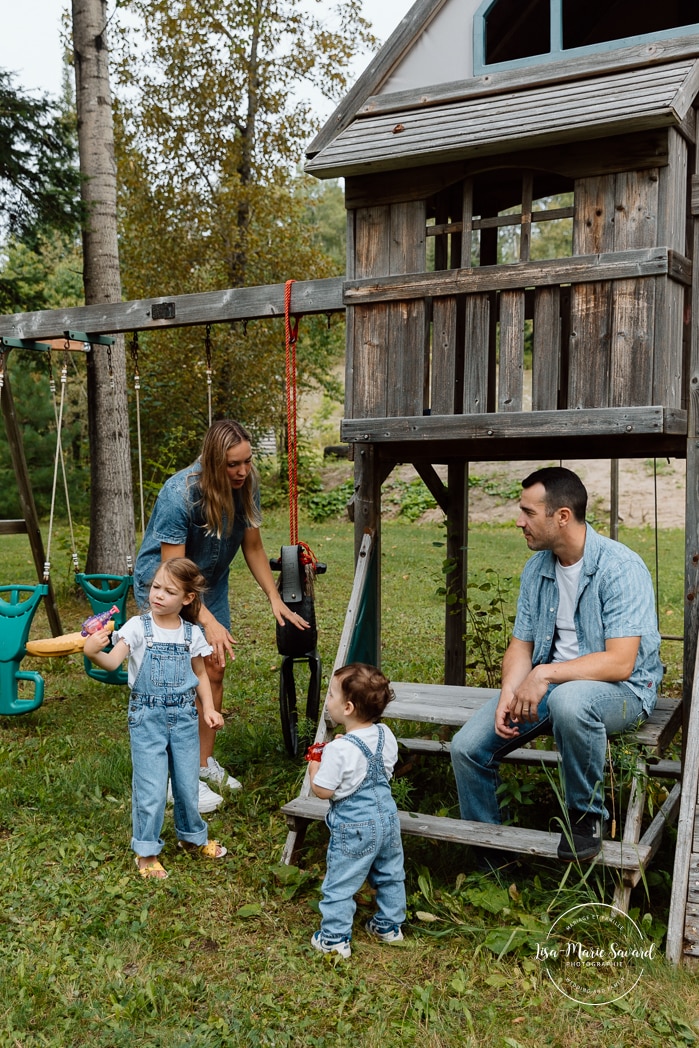 Backyard family photos. Playset family photos. Fun family photos ideas. Séance photo lifestyle à Montréal. Montreal lifestyle family session. Photographe famille Montréal. Montreal family photographer.