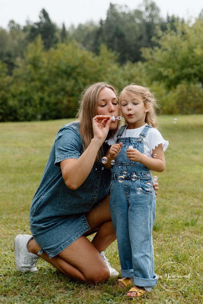 Backyard family photos. Fun family photos ideas. Séance photo lifestyle à Montréal. Montreal lifestyle family session. Photographe famille Montréal. Montreal family photographer.