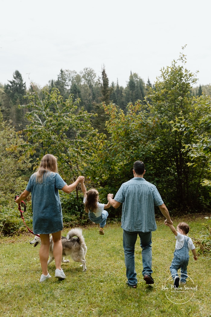 Family photos with dog. Dog family photos. Backyard family photos. Séance photo lifestyle à Montréal. Montreal lifestyle family session. Photographe famille Montréal. Montreal family photographer.