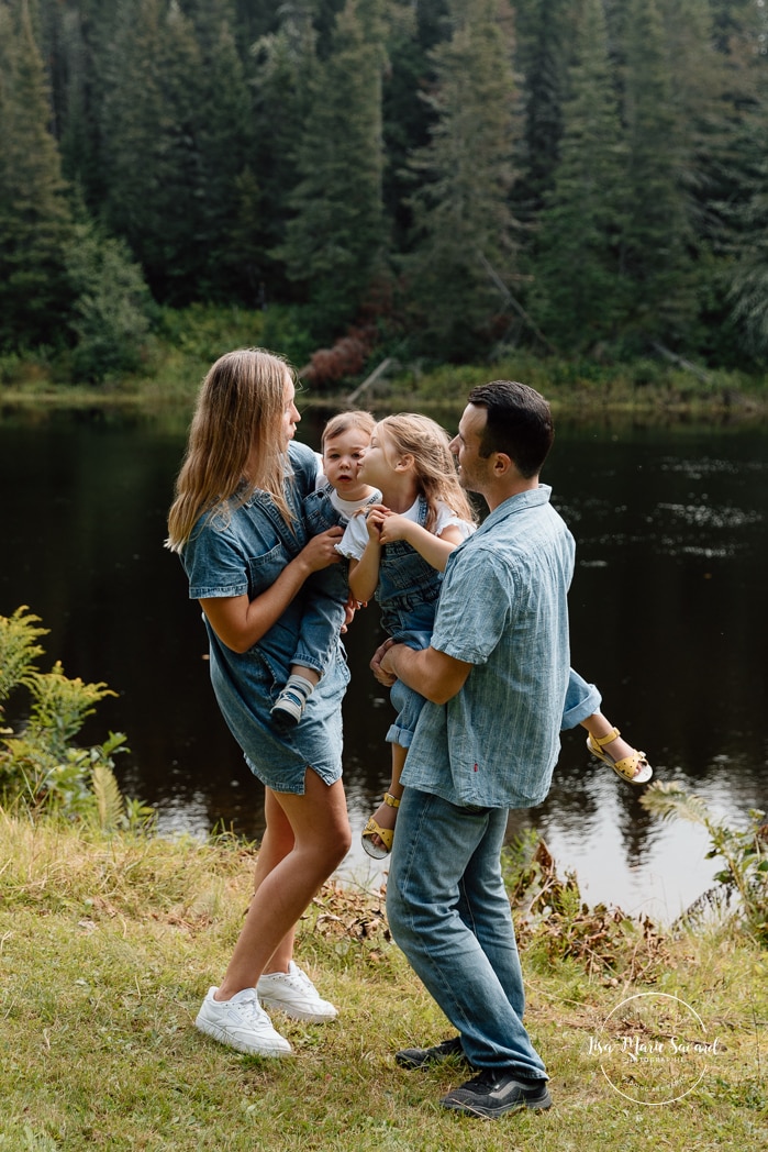 Backyard family photos. Fun family photos ideas. Séance photo lifestyle à Montréal. Montreal lifestyle family session. Photographe famille Montréal. Montreal family photographer.