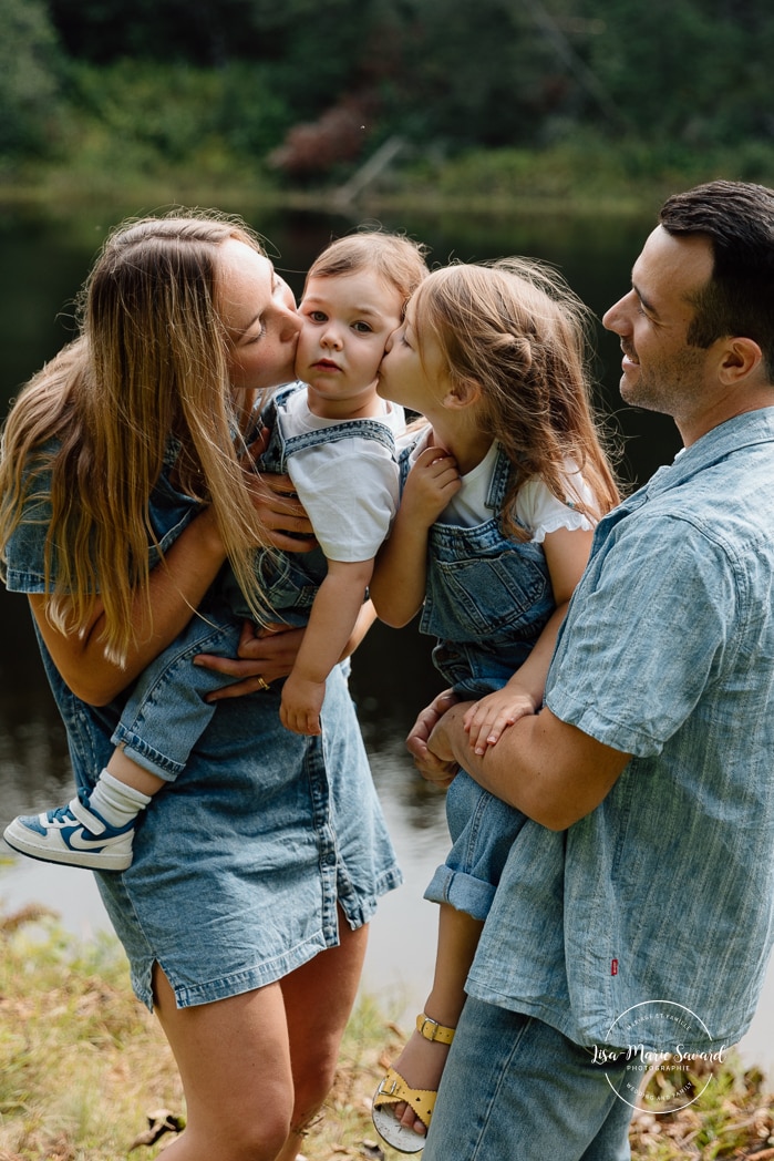 Backyard family photos. Fun family photos ideas. Séance photo lifestyle à Montréal. Montreal lifestyle family session. Photographe famille Montréal. Montreal family photographer.