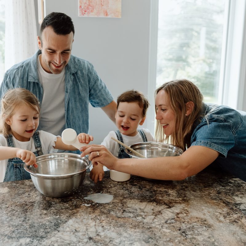Baking family photos. Cooking family photos. Cuisiner en famille. Séance photo lifestyle à Montréal. Montreal lifestyle family session. Photographe famille Montréal. Montreal family photographer.
