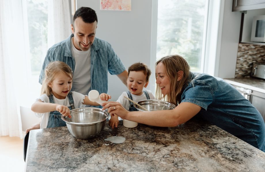 Baking family photos. Cooking family photos. Cuisiner en famille. Séance photo lifestyle à Montréal. Montreal lifestyle family session. Photographe famille Montréal. Montreal family photographer.