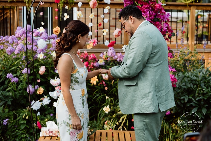 Intimate backyard wedding photos. Micro wedding photos. Mariage à Notre-Dame-de-Grâce. Mariage intime à Montréal. Photographe mariage Montréal. NDG backyard wedding. Montreal intime wedding. Montreal wedding photographer.
