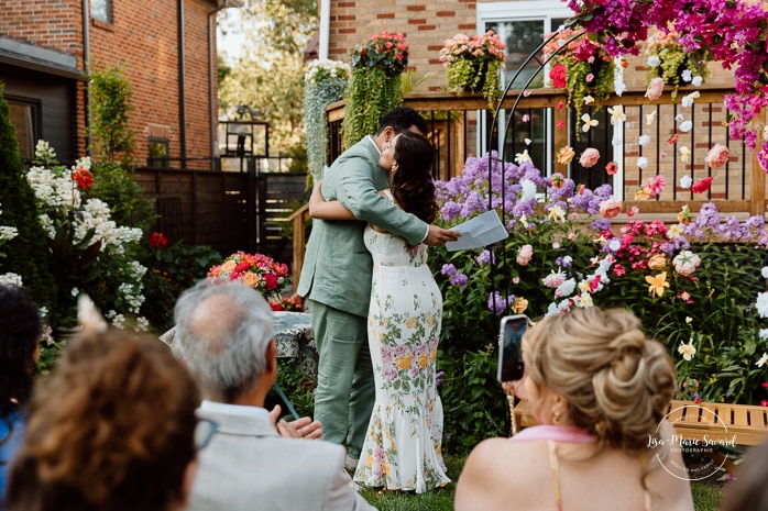 Intimate backyard wedding photos. Micro wedding photos. Mariage à Notre-Dame-de-Grâce. Mariage intime à Montréal. Photographe mariage Montréal. NDG backyard wedding. Montreal intime wedding. Montreal wedding photographer.