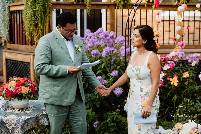 Intimate backyard wedding photos. Micro wedding photos. Mariage à Notre-Dame-de-Grâce. Mariage intime à Montréal. Photographe mariage Montréal. NDG backyard wedding. Montreal intime wedding. Montreal wedding photographer.