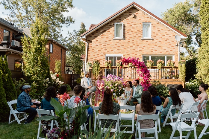 Intimate backyard wedding photos. Micro wedding photos. Mariage à Notre-Dame-de-Grâce. Mariage intime à Montréal. Photographe mariage Montréal. NDG backyard wedding. Montreal intime wedding. Montreal wedding photographer.