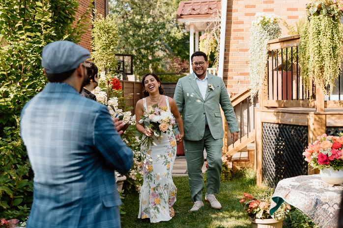 Intimate backyard wedding photos. Micro wedding photos. Mariage à Notre-Dame-de-Grâce. Mariage intime à Montréal. Photographe mariage Montréal. NDG backyard wedding. Montreal intime wedding. Montreal wedding photographer.