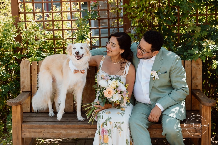 Dog wedding photos. Intimate wedding with dog. Campus Loyola Concordia. Mariage à Notre-Dame-de-Grâce. Mariage intime à Montréal. Photographe mariage Montréal. NDG backyard wedding. Montreal intime wedding. Montreal wedding photographer.