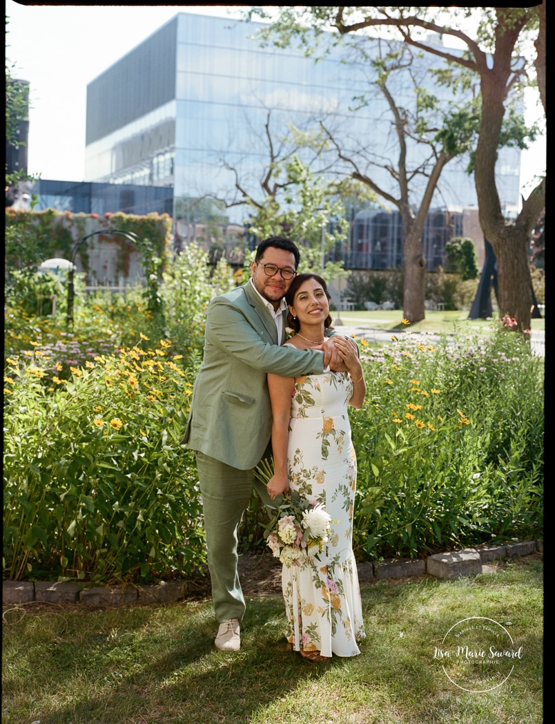 University campus wedding photos. Urban wedding photos. Campus Loyola Concordia. Mariage à Notre-Dame-de-Grâce. Mariage intime à Montréal. Photographe mariage Montréal. NDG backyard wedding. Montreal intime wedding. Montreal wedding photographer.