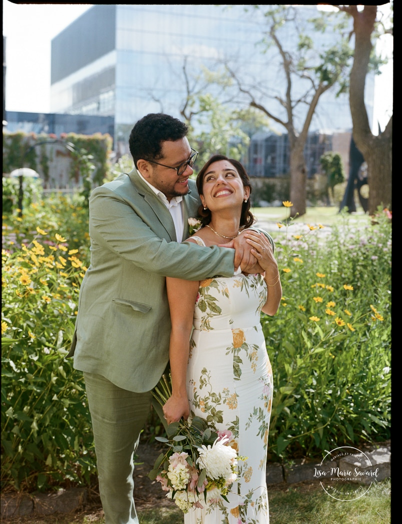 University campus wedding photos. Urban wedding photos. Campus Loyola Concordia. Mariage à Notre-Dame-de-Grâce. Mariage intime à Montréal. Photographe mariage Montréal. NDG backyard wedding. Montreal intime wedding. Montreal wedding photographer.