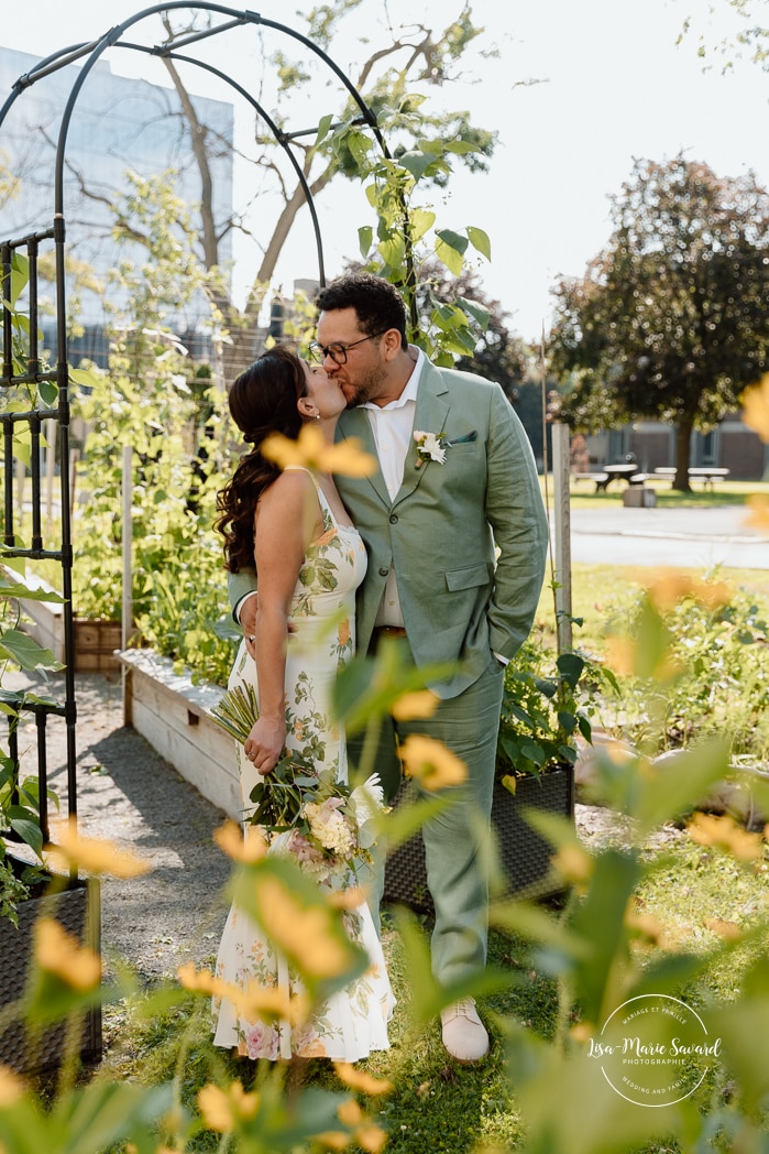 University campus wedding photos. Urban wedding photos. Campus Loyola Concordia. Mariage à Notre-Dame-de-Grâce. Mariage intime à Montréal. Photographe mariage Montréal. NDG backyard wedding. Montreal intime wedding. Montreal wedding photographer.