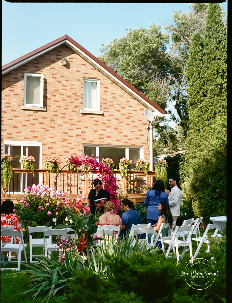 Intimate backyard wedding photos. Micro wedding photos. Mariage à Notre-Dame-de-Grâce. Mariage intime à Montréal. Photographe mariage Montréal. NDG backyard wedding. Montreal intime wedding. Montreal wedding photographer.
