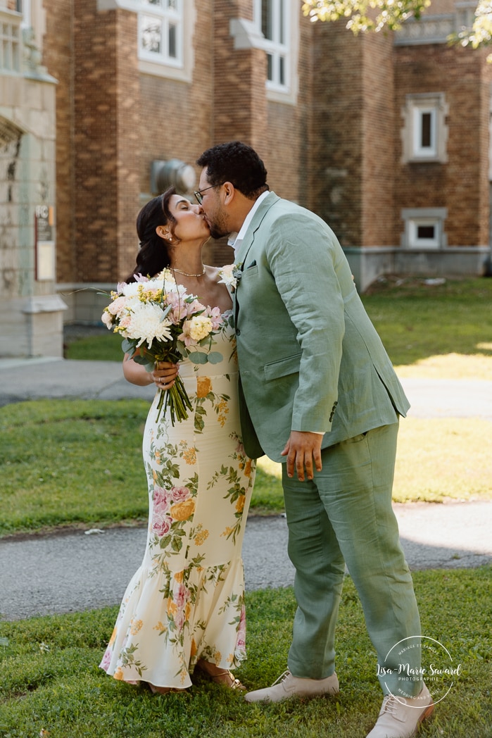 University campus wedding photos. Urban wedding photos. Campus Loyola Concordia. Mariage à Notre-Dame-de-Grâce. Mariage intime à Montréal. Photographe mariage Montréal. NDG backyard wedding. Montreal intime wedding. Montreal wedding photographer.