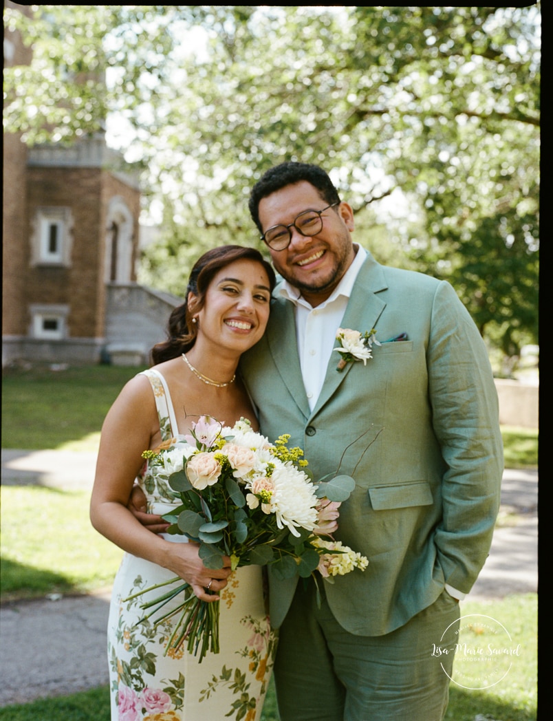 University campus wedding photos. Urban wedding photos. Campus Loyola Concordia. Mariage à Notre-Dame-de-Grâce. Mariage intime à Montréal. Photographe mariage Montréal. NDG backyard wedding. Montreal intime wedding. Montreal wedding photographer.