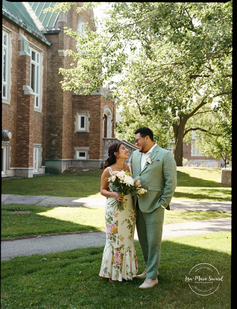 University campus wedding photos. Urban wedding photos. Campus Loyola Concordia. Mariage à Notre-Dame-de-Grâce. Mariage intime à Montréal. Photographe mariage Montréal. NDG backyard wedding. Montreal intime wedding. Montreal wedding photographer.