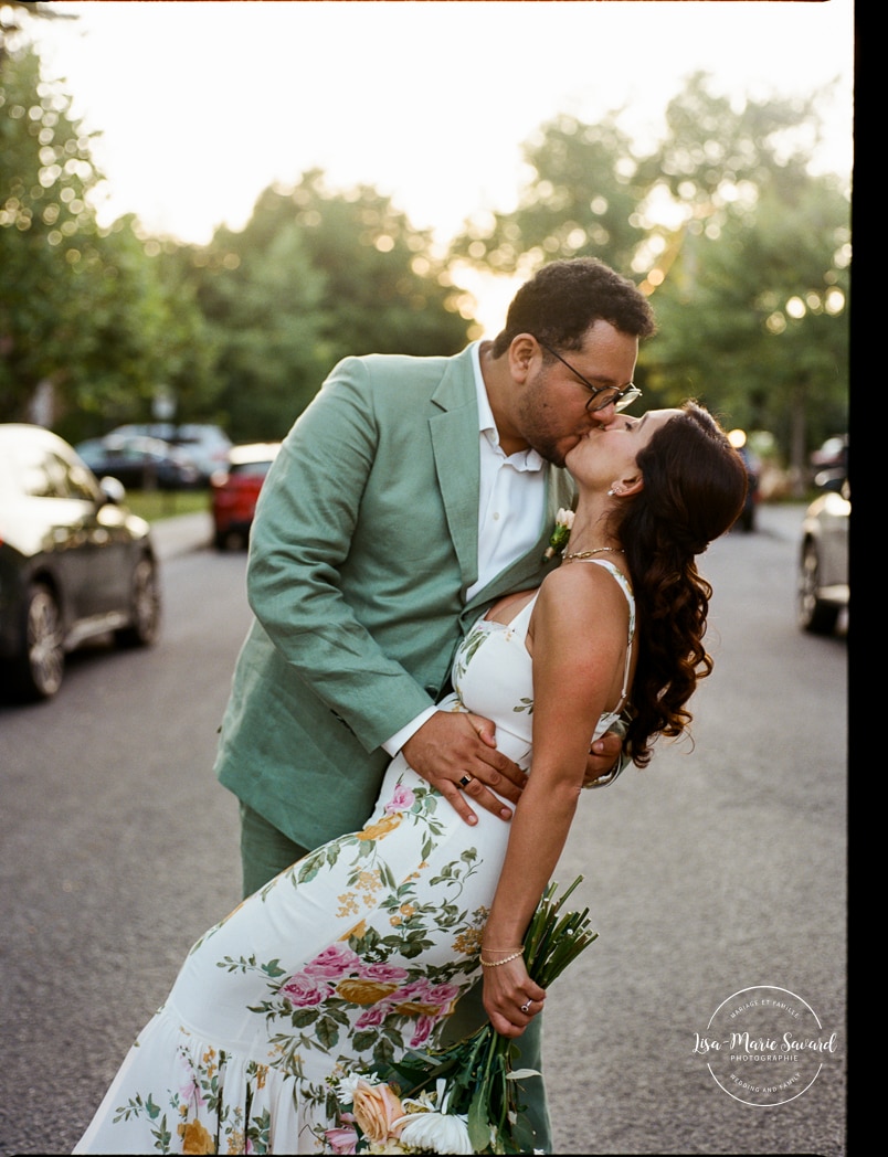 Intimate backyard wedding photos. Micro wedding photos. Mariage à Notre-Dame-de-Grâce. Mariage intime à Montréal. Photographe mariage Montréal. NDG backyard wedding. Montreal intime wedding. Montreal wedding photographer.