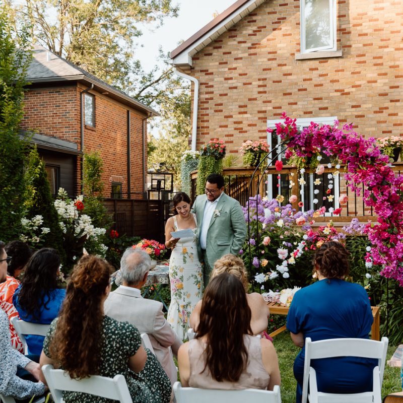 Intimate backyard wedding photos. Micro wedding photos. Mariage à Notre-Dame-de-Grâce. Mariage intime à Montréal. Photographe mariage Montréal. NDG backyard wedding. Montreal intime wedding. Montreal wedding photographer.
