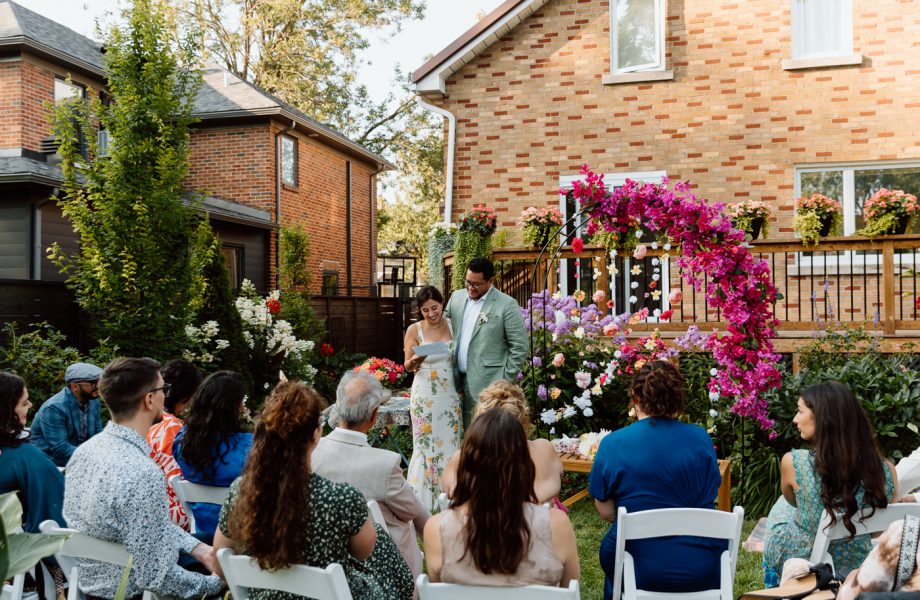 Intimate backyard wedding photos. Micro wedding photos. Mariage à Notre-Dame-de-Grâce. Mariage intime à Montréal. Photographe mariage Montréal. NDG backyard wedding. Montreal intime wedding. Montreal wedding photographer.
