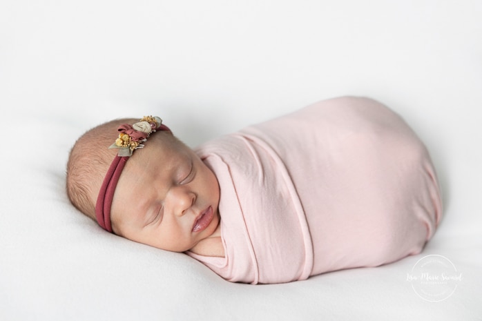 Minimalist newborn photos. Simple baby girl newborn photos. Pink newborn photos. Photographe pour nouveau-né à Montréal. Photos de nouveau-né à Montréal. Montreal newborn photographer. Montreal newborn photos.