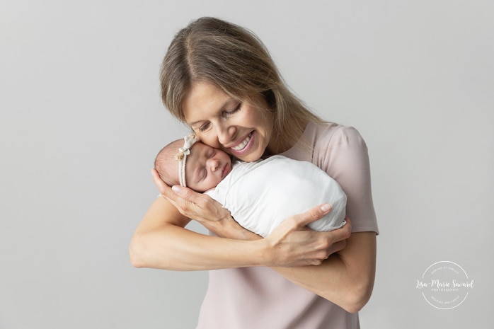 Minimalist newborn photos. Simple parents and baby newborn photos. Photographe pour nouveau-né à Montréal. Photos de nouveau-né à Montréal. Montreal newborn photographer. Montreal newborn photos.
