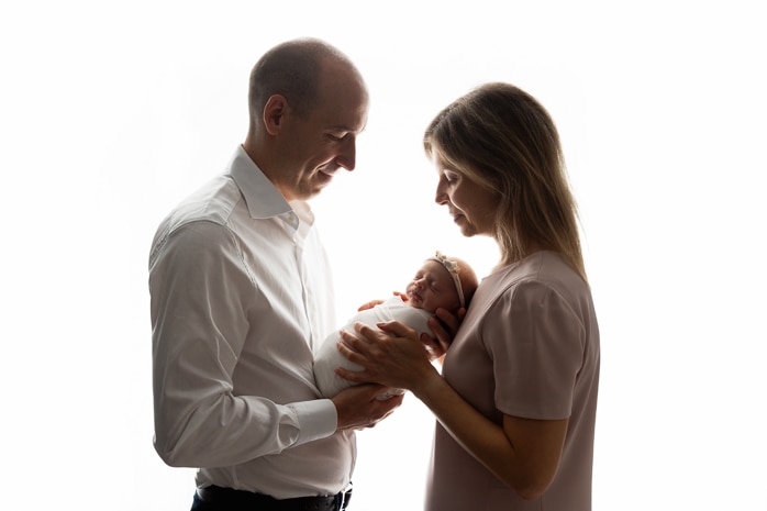 Minimalist newborn photos. Simple parents and baby newborn photos. Photographe pour nouveau-né à Montréal. Photos de nouveau-né à Montréal. Montreal newborn photographer. Montreal newborn photos.