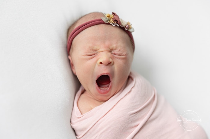 Minimalist newborn photos. Simple baby girl newborn photos. Pink newborn photos. Photographe pour nouveau-né à Montréal. Photos de nouveau-né à Montréal. Montreal newborn photographer. Montreal newborn photos.