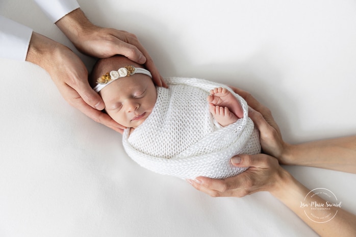 Minimalist newborn photos. Simple baby girl newborn photos. Pink newborn photos. Photographe pour nouveau-né à Montréal. Photos de nouveau-né à Montréal. Montreal newborn photographer. Montreal newborn photos.