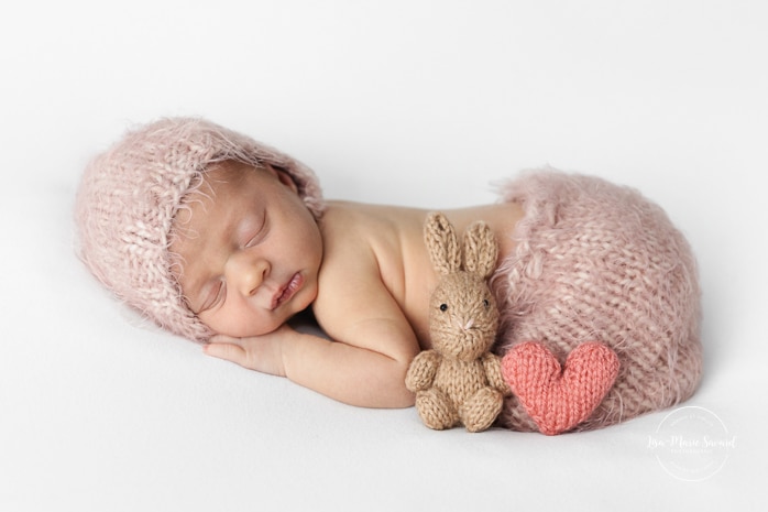 Minimalist newborn photos. Simple baby girl newborn photos. Pink newborn photos. Photographe pour nouveau-né à Montréal. Photos de nouveau-né à Montréal. Montreal newborn photographer. Montreal newborn photos.