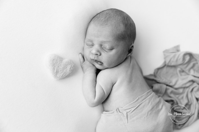 Minimalist newborn photos. Simple baby girl newborn photos. Pink newborn photos. Photographe pour nouveau-né à Montréal. Photos de nouveau-né à Montréal. Montreal newborn photographer. Montreal newborn photos.