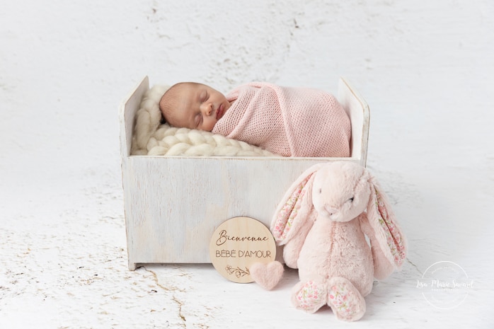 Minimalist newborn photos. Simple baby girl newborn photos. Pink newborn photos. Photographe pour nouveau-né à Montréal. Photos de nouveau-né à Montréal. Montreal newborn photographer. Montreal newborn photos.
