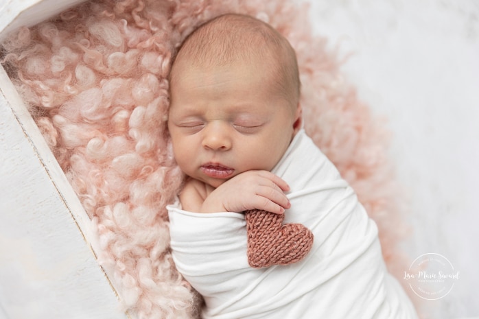 Minimalist newborn photos. Simple baby girl newborn photos. Pink newborn photos. Photographe pour nouveau-né à Montréal. Photos de nouveau-né à Montréal. Montreal newborn photographer. Montreal newborn photos.